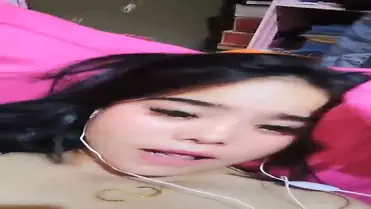 Live Pamer Memek Pake Earphone – Gaya Unik Viral
